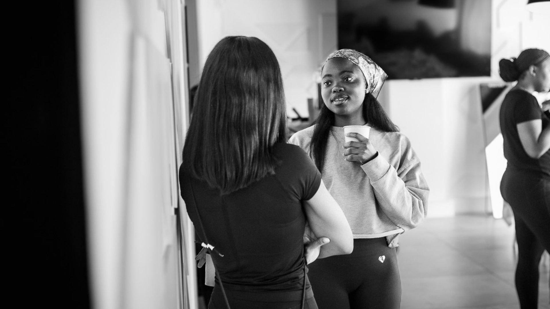 Femmes discutant ensemble