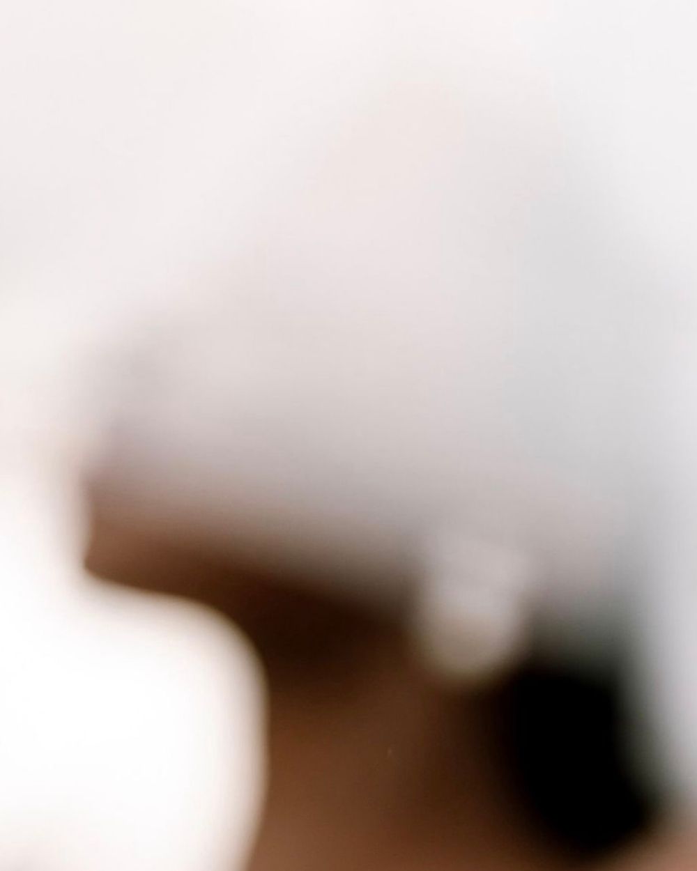 Silhouette en flou artistique, ambiance intimiste et chaleureuse